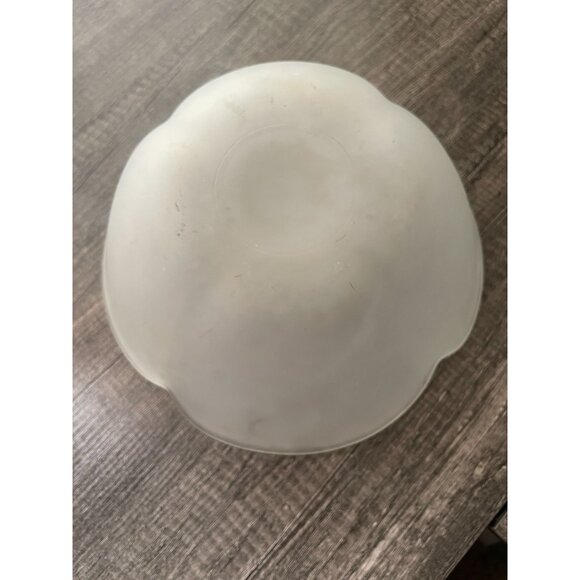 Large 9" white frosted scalloped clover serving fruit bread bowl - Picture 5 of 6